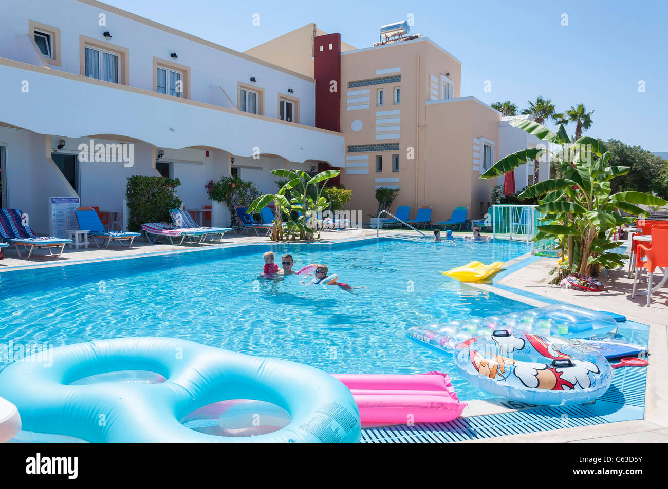 Famiglia in piscina all'Hotel Alice Springs, Lambi, Kos (Cos), del Dodecaneso, Egeo Meridionale Regione, Grecia Foto Stock