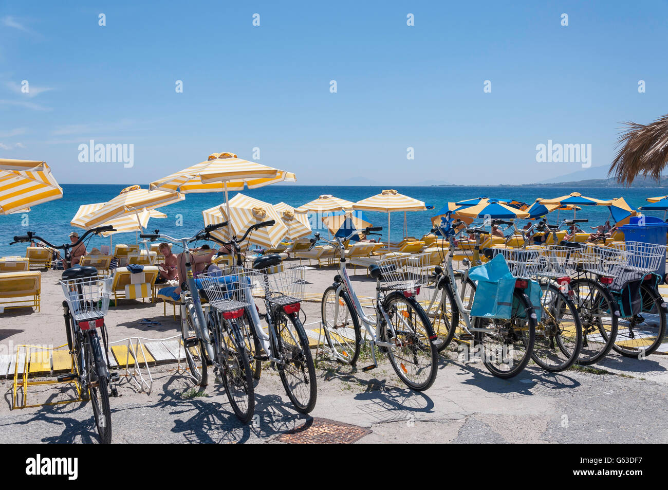 Portabiciclette a spiaggia di Lambi, Lambi, Kos (Cos), del Dodecaneso, Egeo Meridionale Regione, Grecia Foto Stock