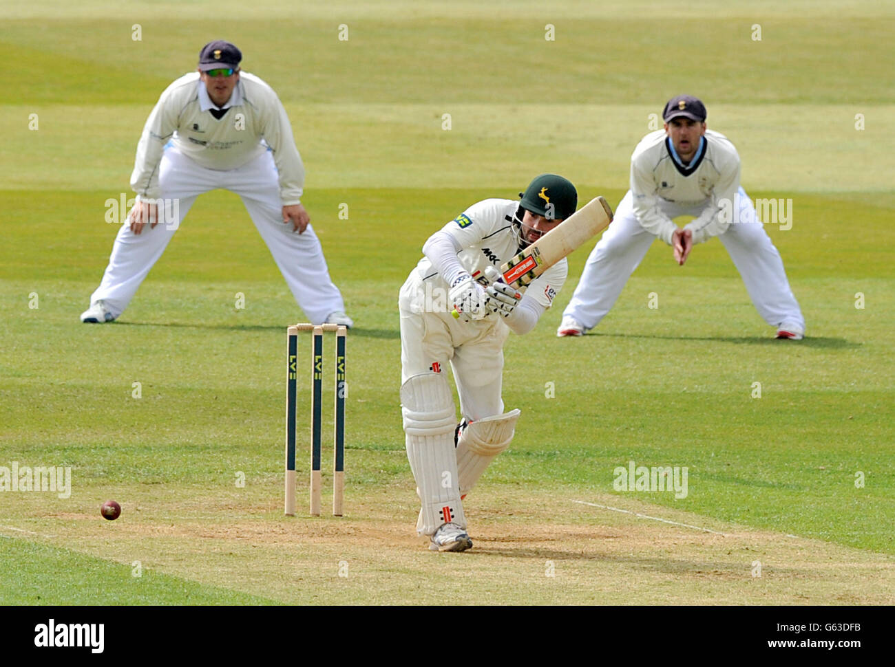 Ed Cowan del Nottinghamshire colpisce fuori durante il campionato della contea di LV=, la partita della divisione uno al suolo della contea, Derby. Foto Stock
