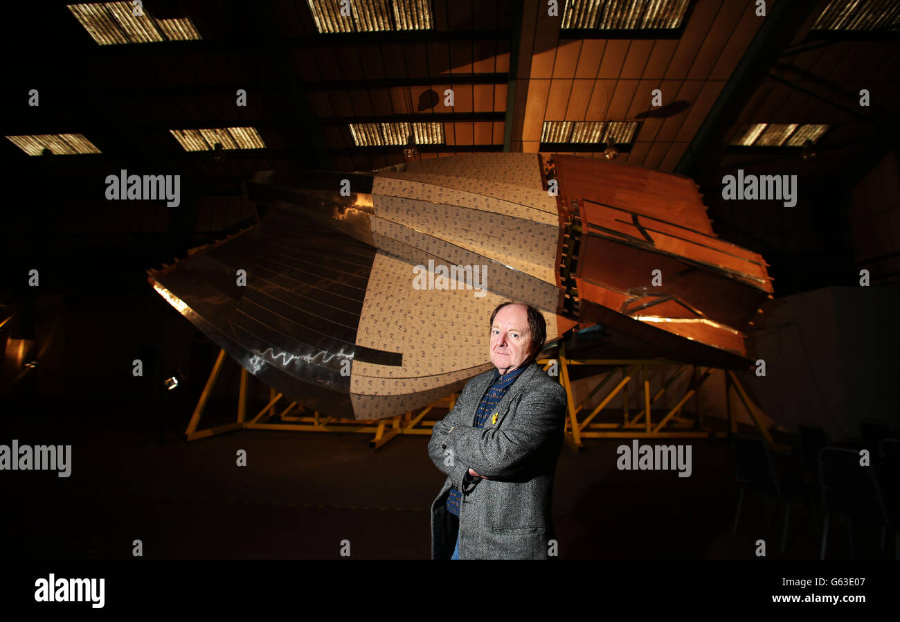 Lo scultore e l'artista Richard Wilson pone con una parte del suo ultimo lavoro Slipstream che sarà trasferito al Terminal 2 di Heathrow. La scultura è lunga 79 metri, è divisa in 29 pezzi e sarà installata presso l'aeroporto di Heathrow a tappe da maggio in poi. Foto Stock