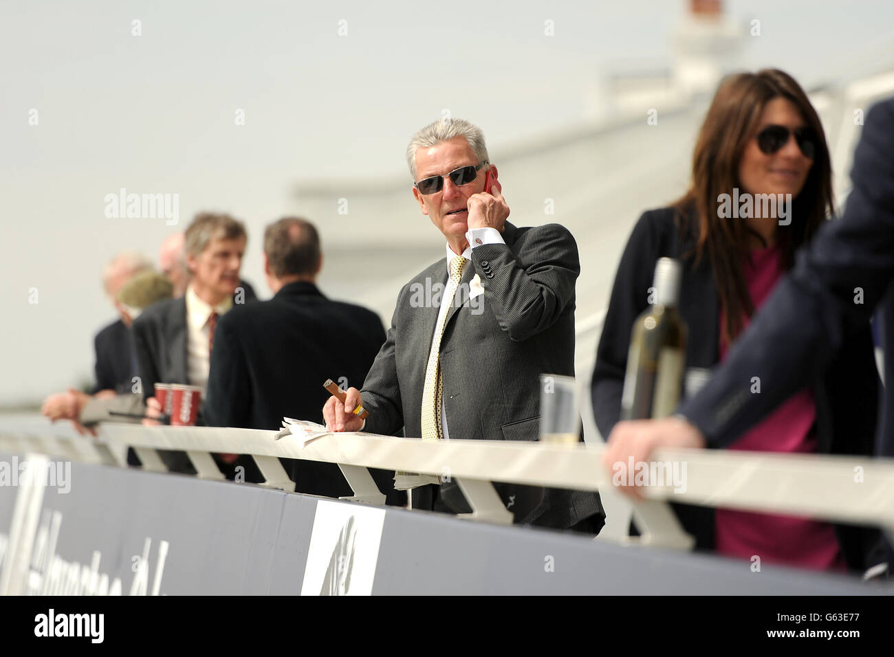 Corse ippiche - Investec Spring Meeting - Ippodromo di Epsom Downs. I Racegoers si divertono all'ippodromo Epsom Downs Foto Stock