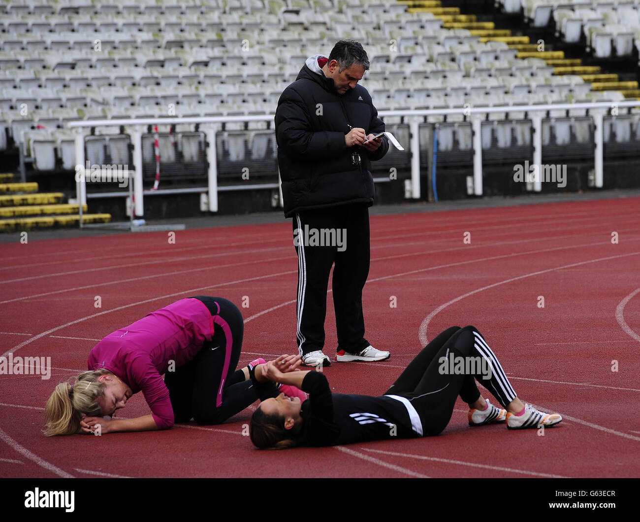 Jessica Ennis (a destra), campione olimpico di Heptathlon, si allena con il suo allenatore toni Minichiello nello Stadio Don Valley di Sheffield. PREMERE ASSOCIAZIONE foto. Data di emissione: Martedì 30 aprile 2013. Il credito fotografico dovrebbe essere: John Giles/PA Wire. Foto Stock