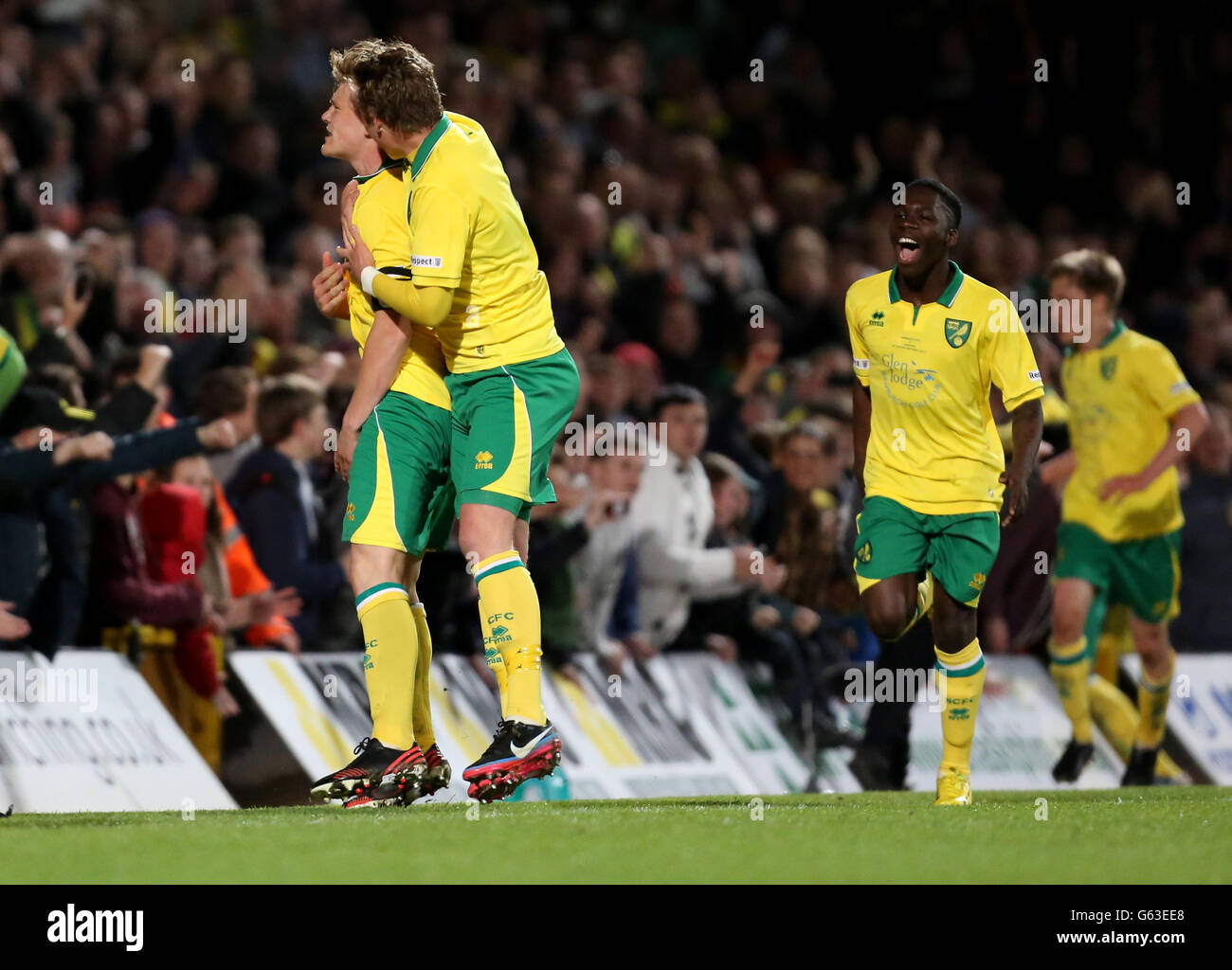 Cameron McGeehan di Norwich City festeggia la sua penalizzazione dopo Mitchell Beeney, portiere del Chelsea, durante la finale della Coppa della Gioventù fa, prima tappa a Carrow Road, Norwich. PREMERE ASSOCIAZIONE foto. Data immagine: Lunedì 29 aprile 2013. Il credito fotografico dovrebbe essere: Chris Radburn/PA Wire. Foto Stock