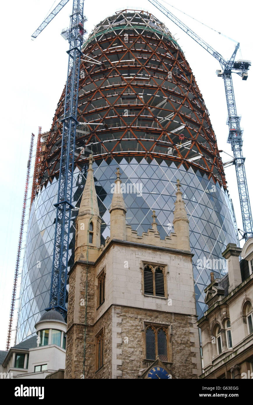 Il nuovo edificio progettato da Norman Foster, che ospiterà gli uffici londinesi di Swiss Re, prende forma nella città di Londra. La struttura alta 180 metri, soprannominata "il Gherkin", sarà sormontata da una cupola di vetro alta 18 metri. * e diventerà il secondo edificio più alto della città di Londra dopo la Torre 42 - precedentemente conosciuta come la Torre Nat West - che si trova a 200 metri. L'edificio più alto di Londra si trova a poche miglia di distanza presso Canary Wharf, la cui Torre raggiunge i 243 metri. Foto Stock