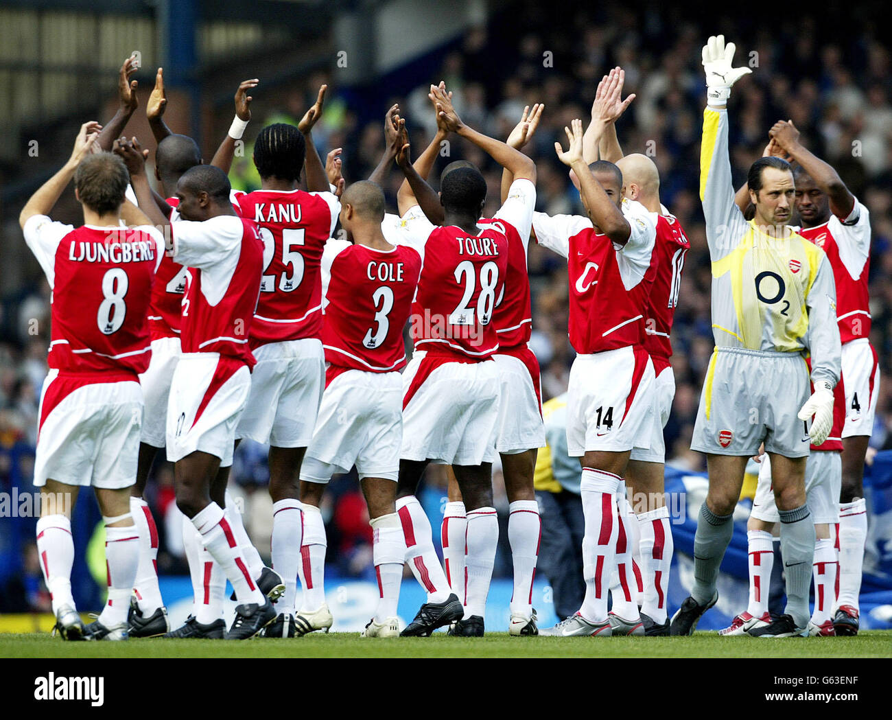 Il portiere dell'Arsenal David Seaman (seconda a destra) si allena ai fan del Goodison Park prima della loro fa Barclaycard Premiership game al Goodison Park, Liverpool. Foto Stock