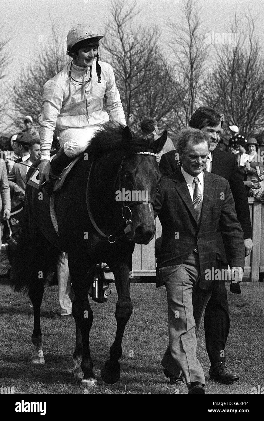 Electric, la cui carriera è stata afflitta da problemi di allenamento, a Newmarket dopo essere tornato al suo meglio con una vittoria ristretta sulla brillante carta del tempo in Jockey Club Stakes. In questa immagine Wally Swinburn si siede in sella, e l'allenatore MR Stoute di Newmarket si trova accanto al senza nome uomo leader elettrico. Foto Stock