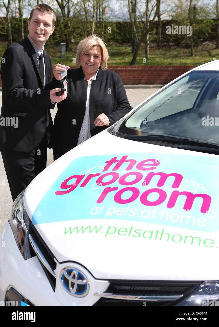 (Da sinistra a destra) Simon McKee e Colette Mansell insieme al nuovo PET a casa Camera Toyota. Foto Stock