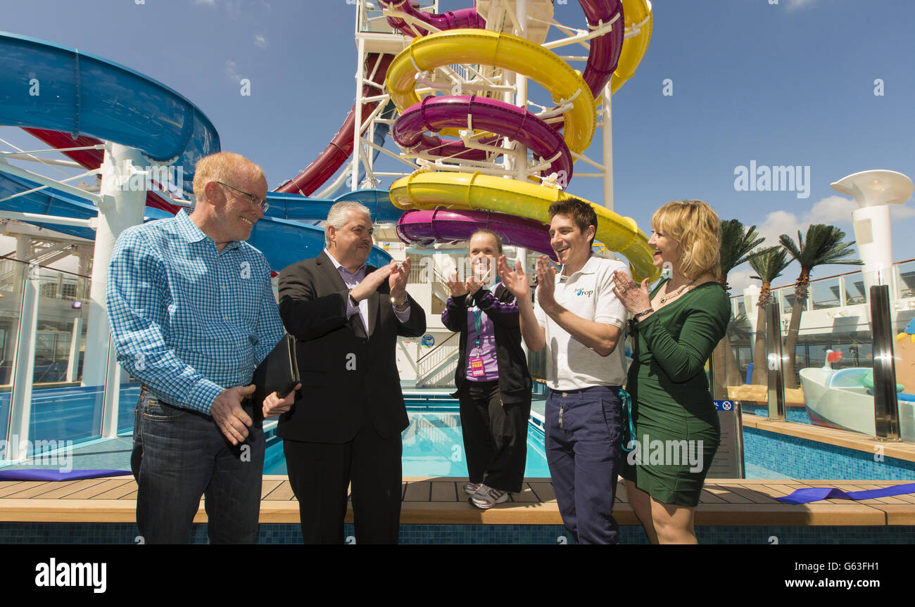 Il nuotatore Paralimpico Ellie Simmonds (centro) è Unito (da sinistra) da Kevin Sheehan, CEO Norwegian Cruise Line, Francis Riley, Vice President & General Manager, Norwegian Cruise Line, Chris Cook, ex nuotatore olimpico e Just a Drop School Ambassador e Fiona Jeffrey, Appena un fondatore goccia per lanciare il più grande Aqua Park in mare a bordo della nuova nave della Norwegian Cruise Line, la norvegese Breakaway da 146,600 tonnellate. Foto Stock