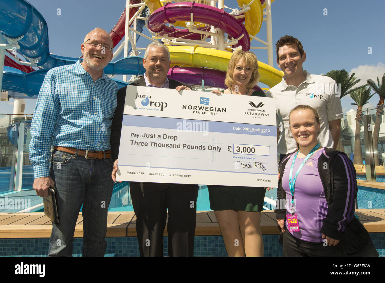 Al paralimpico nuotatore Ellie Simmonds (a destra) si unisce (da sinistra) Kevin Sheehan, CEO della Norwegian Cruise Line, Francis Riley, Vice President & General Manager, Norwegian Cruise Line, Fiona Jeffrey, Just a Drop Founder e Chris Cook, L'ex nuotatore olimpico e solo un ambasciatore della scuola di goccia per ricevere un assegno per l'ente benefico d'acqua dalla Norwegian Cruise Line di fronte al più grande Aqua Park in mare, a bordo della nuova nave della Norwegian Cruise Line, la Norwegian Breakaway da 146,600 tonnellate. Foto Stock