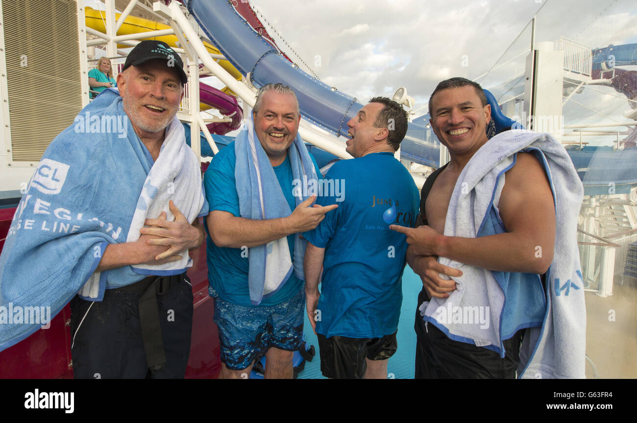 Da sinistra a destra: Kevin Sheehan, CEO Norwegian Cruise Line, Francis Riley, Vice Presidente e Direttore Generale, Norwegian Cruise Line, Nick Wilkinson, Direttore sviluppo aziendale Regno Unito e Irlanda, Norwegian Cruise Line e Andrew Stuart, Executive Vice President of Global Sales & Passenger Services Norwegian Cruise Line dopo che il gruppo ha provato gli scivoli d'acqua nel più grande Aqua Park in mare a bordo della nuova nave della Norwegian Cruise Line, la Norwegian Breakaway da 146,600 tonnellate. Foto Stock