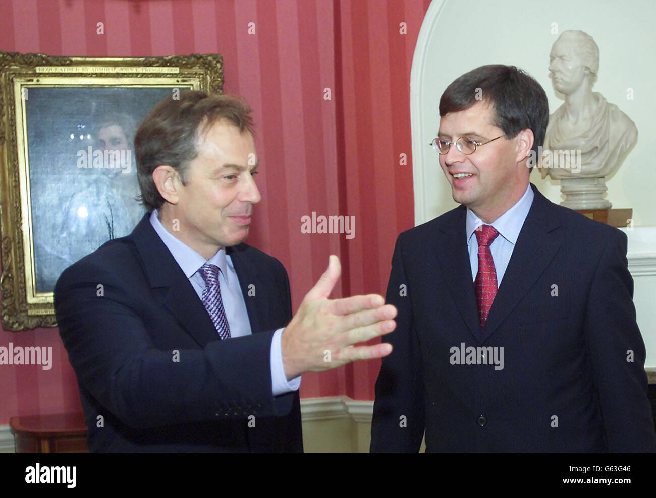 Il primo ministro britannico Tony Blair (a sinistra) scherza con il primo ministro olandese Jan Peter Balkenende al n.10 Downing Street. * Tony Blair ha chiesto un accordo su una risoluzione delle Nazioni Unite sull'Iraq e ha sottolineato la serietà di trattare con il programma di armi di distruzione di massa di Saddam Hussein. Foto Stock