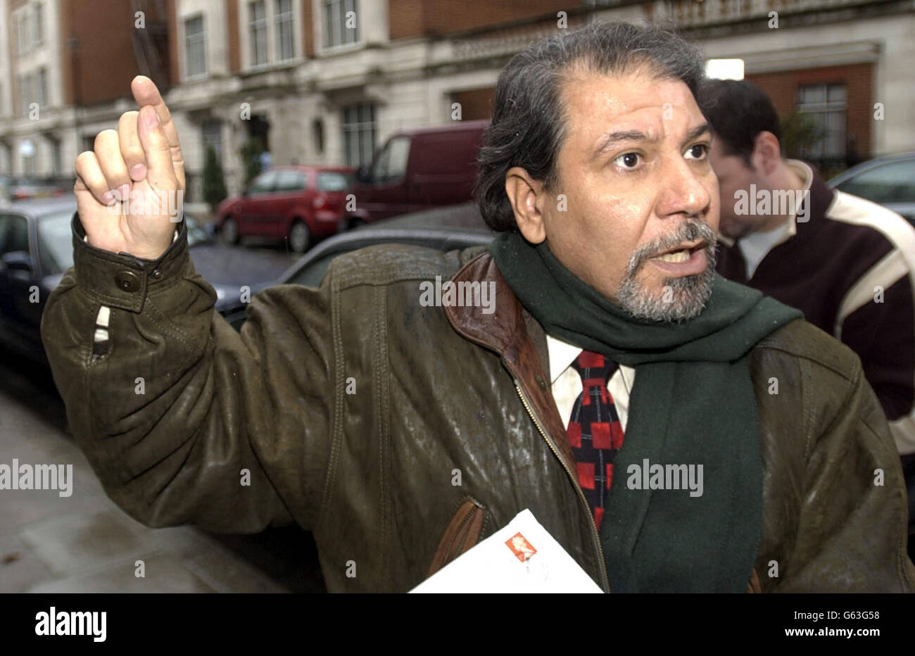 Il dottor Mohannad Abdul al-Fallouji lascia gli uffici del General Medical Council di Londra, dopo essere stato abbattuto dal registro medico, dopo essere stato giudicato colpevole di grave cattiva condotta professionale. *il chirurgo iracheno di Liversedge, West Yorkshire, ha trovato di aver fatto una serie di commenti poco professionali e inappropriati a pazienti, medici studenti e personale, mentre lavorava come consulente chirurgo presso il Pilgrim Hospital di Boston, Lincolnshire, tra luglio 1995 e maggio 1999. Foto Stock