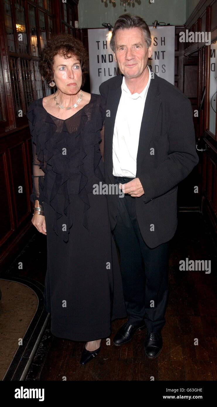 Il presentatore televisivo Michael Palin e la moglie Helen arrivano a Pasha, Londra, per il quinto British Independent Film Awards. Foto Stock