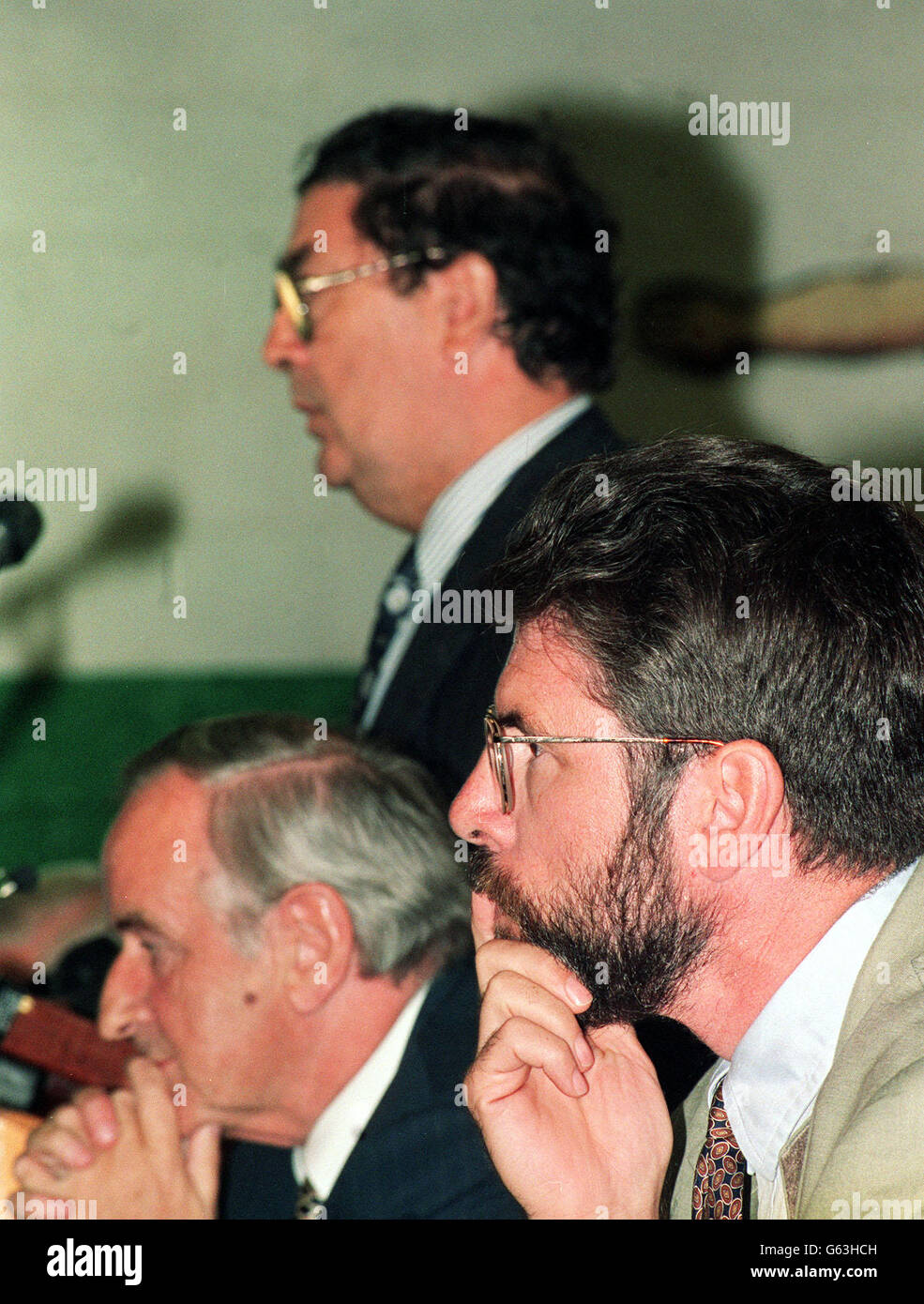 Gerry Adams (destra), Albert Reynolds (centro) e John Hume alla Humbert Summer School di Killala, Co. Mayo, per discutere il processo di pace in corso in Irlanda del Nord. Foto Stock