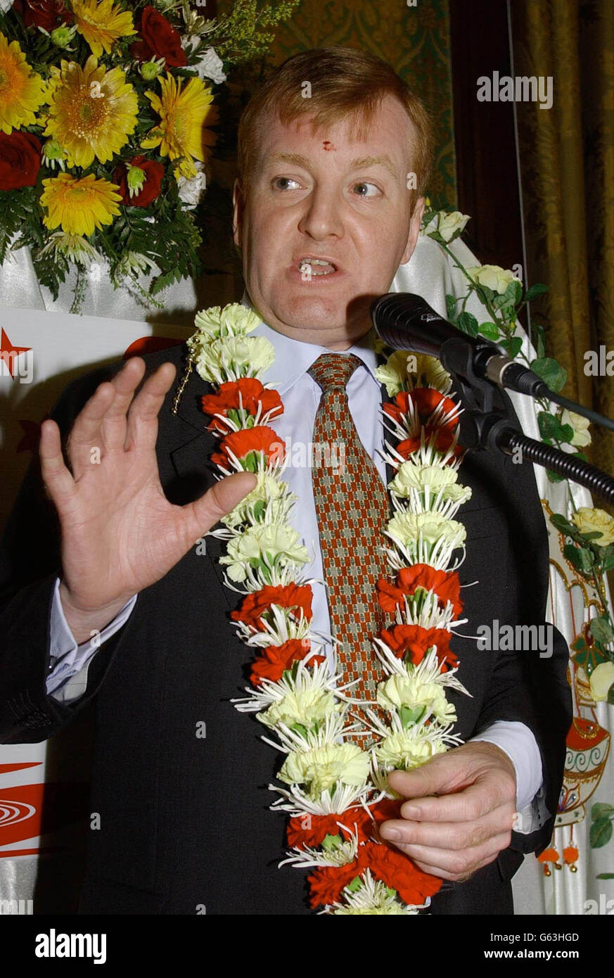 Charles Kennedy il leader del partito liberal-democratico indossa una ghirlanda di fiori al partito Indù Diwali alla Camera dei Comuni. Kennedy si unì a più di 100 deputati di tutti i partiti al primo partito del parlamento Diwali. * Diwali è una festa indù che celebra il ritorno del Signore Rama dopo aver distrutto le forze malvagie di Ravana. Foto Stock