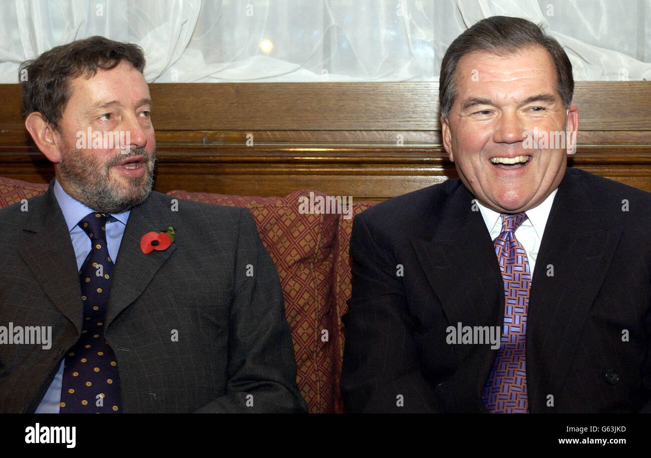 Il Segretario di Casa David Blunkett (a sinistra) con il nuovo Assistente per la sicurezza interna Consigliere per gli Stati Uniti, il Governatore Tom Ridge, alla Camera dei Comuni, Londra. Tom Ridge stava facendo luce sulla strategia di sicurezza interna degli Stati Uniti. 07/11/02 : Segretario di Casa David Blunkett (a sinistra) con il nuovo Assistente per la sicurezza interna Consigliere per gli Stati Uniti, Governatore Tom Ridge, alla Camera dei Comuni, Londra, 6 novembre 2002. David Blunkett ha tenuto oggi colloqui con il Direttore USA per la sicurezza interna e con i massimi funzionari di intelligence. Il Segretario di Stato e Tom Ridge erano attesi Foto Stock
