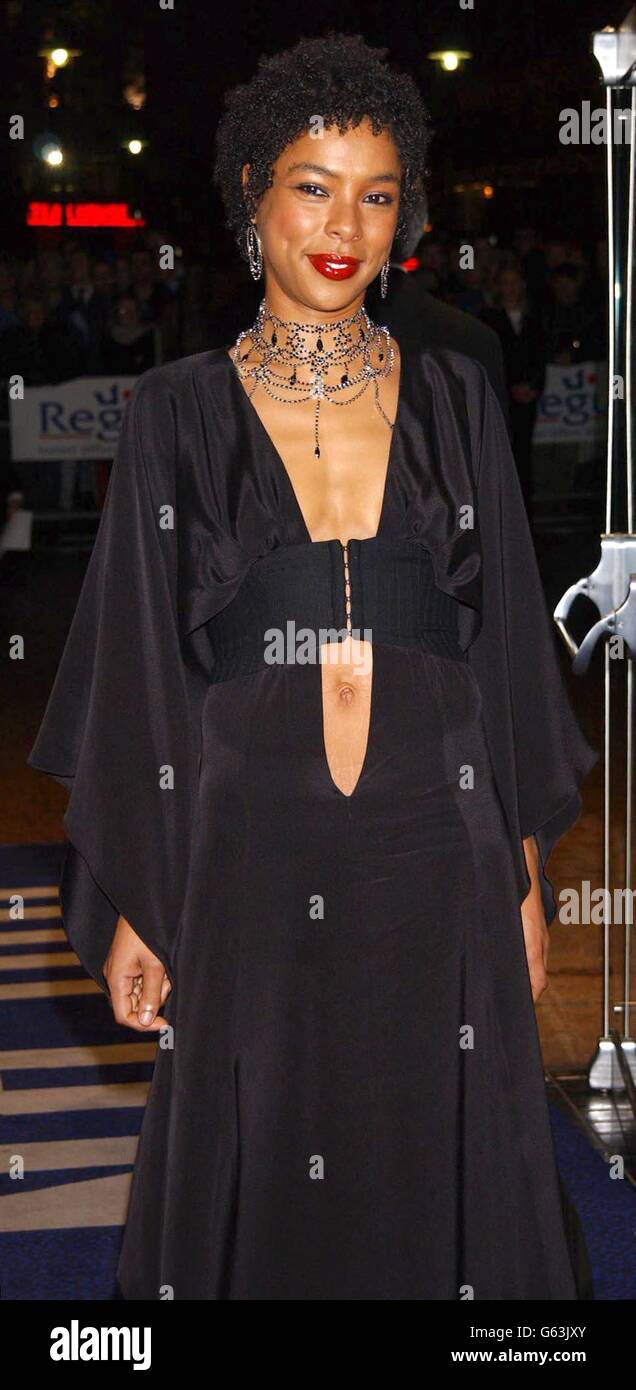 L'attrice Sophie Okonedo arriva per la prima di 'Dirty Pretty Things' durante il 46° Regus London Film Festival, gala di apertura presso l'Odeon Leicester Square di Londra. * diretto da Stephen Frears (High Fidelity e My Beautiful Launderete), il nuovo thriller urbano ambientato nel mondo sotterraneo di Londra racconta la storia di due immigrati clandestini che scoprono un oscuro segreto all'hotel dove lavorano. Foto Stock