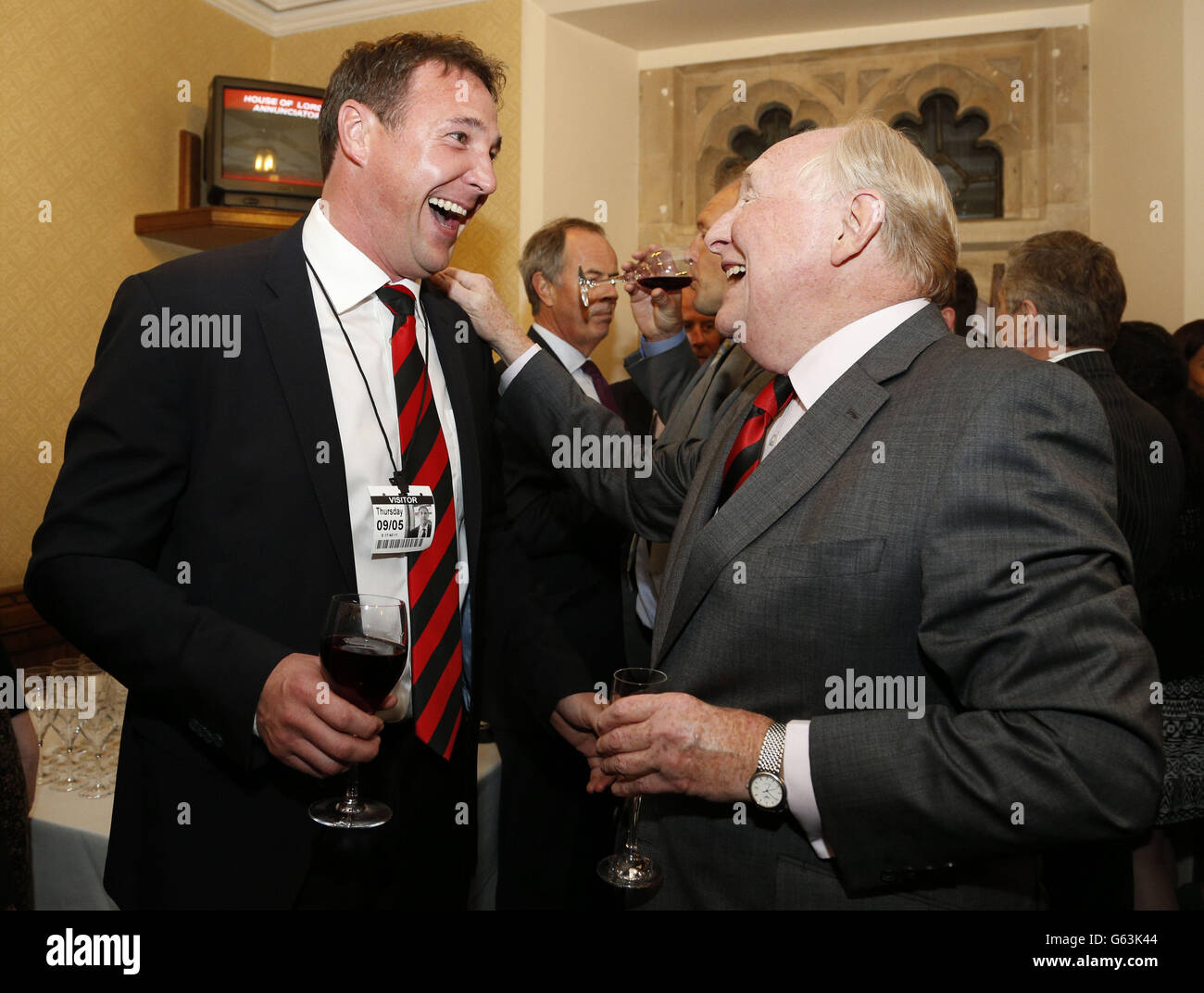 Lord Kinnock (R) saluta il manager del Cardiff City Football Club Malky Mackay (L) in un ricevimento tenuto nella Home Room della House of Lords per celebrare la promozione di Cardiff City alla Premier League inglese di Londra. Foto Stock