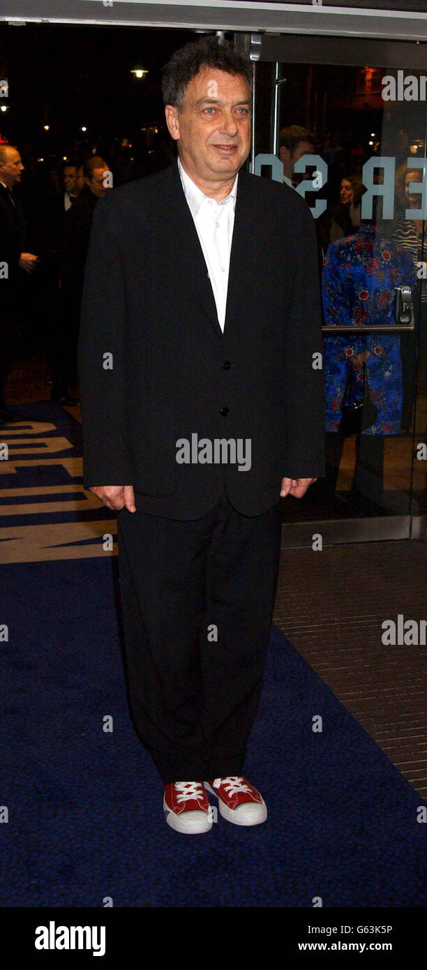 Il regista Stephen Frears arriva per la prima volta di "Dirty Pretty Things" durante il 46° Regus London Film Festival Gala d'apertura all'Odeon Leicester Square di Londra. * diretto da Stephen Frears (High Fidelity e My Beautiful Launderete), il nuovo thriller urbano ambientato nel mondo sotterraneo di Londra racconta la storia di due immigrati clandestini che scoprono un oscuro segreto all'hotel dove lavorano. Foto Stock