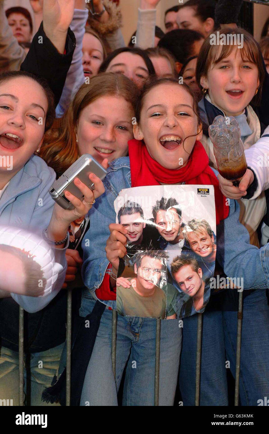 I fan irlandesi di Westlife, prima di incontrare la band a HMV Grafton Street, Dublino, per il lancio del loro nuovo album di Greatest Hits, Unbreakable. Foto Stock