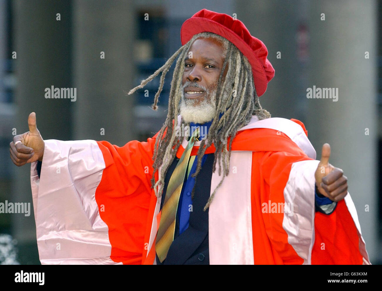 Il cantante Billy Ocean festeggia dopo aver ricevuto una laurea Honorary Doctor of Music in riconoscimento dei suoi servizi all'industria musicale dall'Università di Westminster al Barbican Center di Londra. Foto Stock