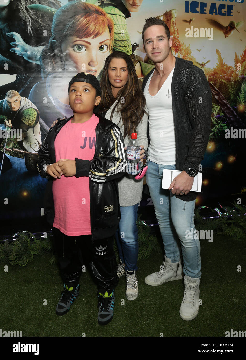 Katie Price con suo figlio Harvey e suo marito Kieran Hayler alla proiezione di gala di Epic, presso la Vue West End a Leicester Square, Londra. Foto Stock