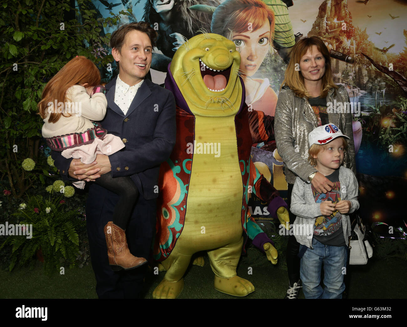 Mark Owen e la sua famiglia alla proiezione di gala di Epic, presso la Vue West End di Leicester Square, Londra. Foto Stock