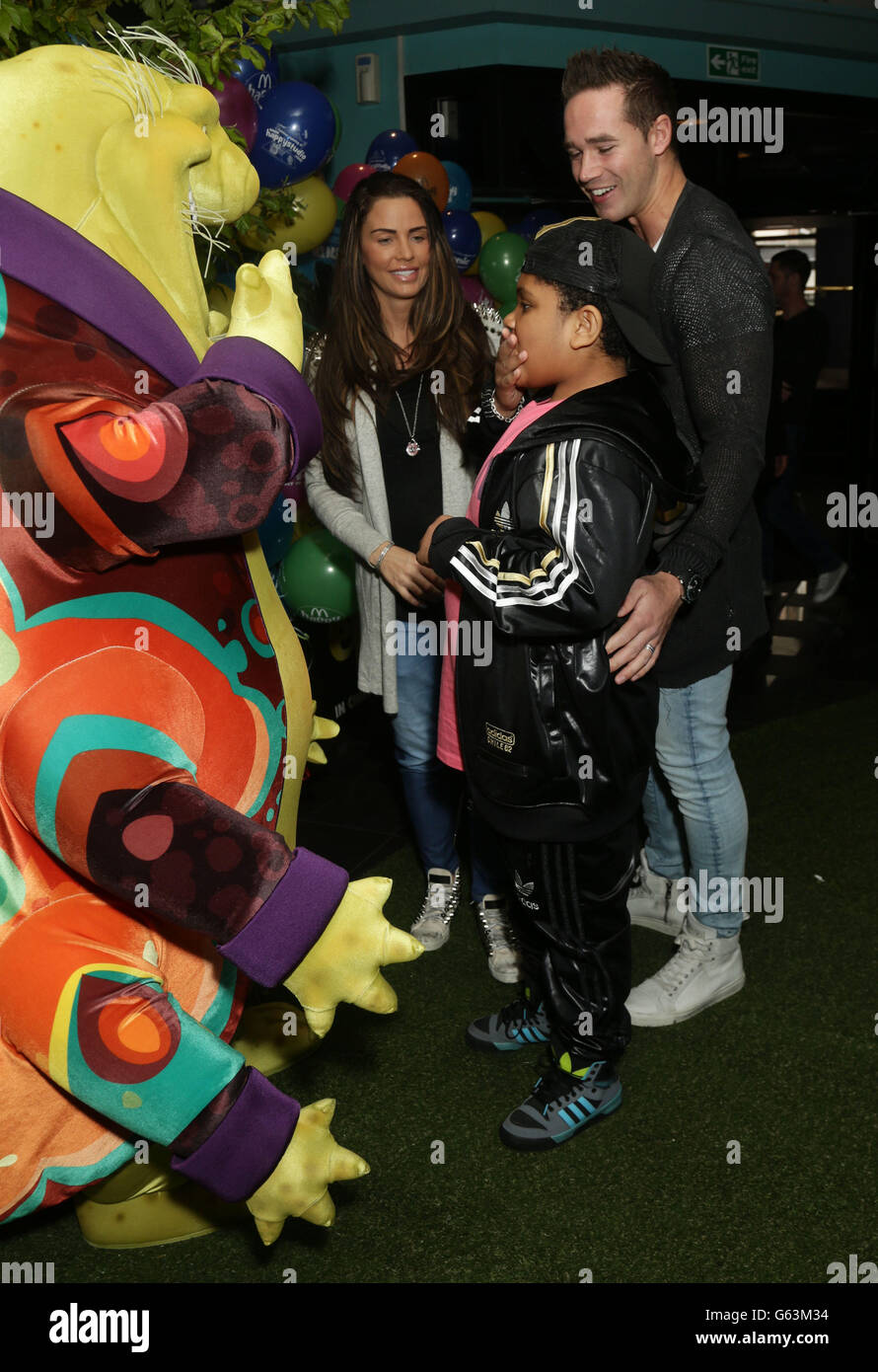 Katie Price con suo figlio Harvey e suo marito Kieran Hayler alla proiezione di gala di Epic, presso la Vue West End a Leicester Square, Londra. Foto Stock