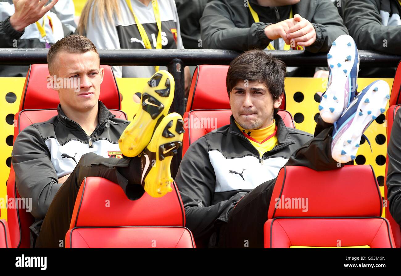 Calcio - Npower Football League Championship - Gioca fuori - semifinale - seconda tappa - Watford v Leicester City - Vicarage Road. Jonathan Hogg di Watford (a sinistra) e Fernando Forestieri in panchina Foto Stock