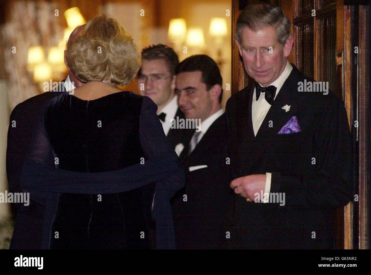 Il Principe del Galles e Camilla Parker-Bowles lasciano il Ritz nel centro di Londra, dopo una festa per celebrare il Giubileo d'oro della Regina Elisabetta II. Foto Stock