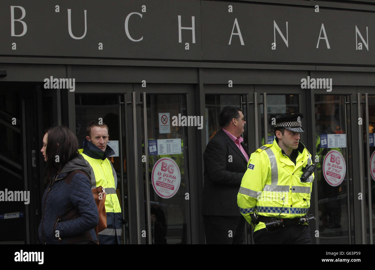 Una vista generale della polizia e del personale di sicurezza fuori dalle Gallerie Buchanan nel centro della città di Glasgow, dove parte del centro commerciale occupato è stato chiuso dopo che un uomo 'cadde da un'altezza' all'interno. Foto Stock