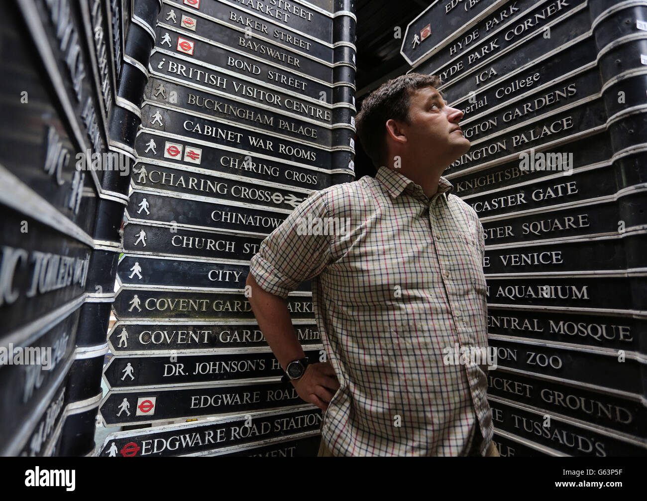 Rupert van der Werff di Summers Place Auctions a Billingshurst, West Sussex prepara oltre 300 cartelli storici di Londra per l'asta più avanti questo mese. Data immagine: Martedì 14 maggio 2013. Il credito fotografico dovrebbe essere: Gareth Fuller/PA Wire Foto Stock