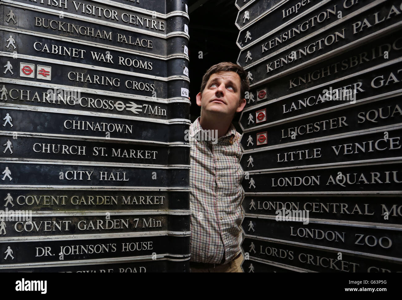 Rupert van der Werff di Summers Place Auctions a Billingshurst, West Sussex prepara oltre 300 cartelli storici di Londra per l'asta più avanti questo mese. Data immagine: Martedì 14 maggio 2013. Il credito fotografico dovrebbe essere: Gareth Fuller/PA Wire Foto Stock