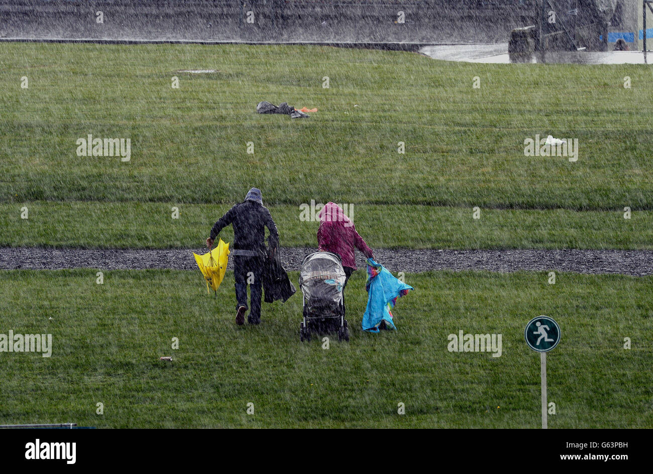 La pioggia torrenziale spinge i corridori fuori dall'ippodromo per cercare rifugio durante il Betfred Dante Stakes Day del Dante Festival 2013 all'ippodromo di York. PREMERE ASOCATION Photo (Foto DI ASSOCAZIONE). Data immagine: Giovedì 16 maggio 2013. Guarda la storia della Pennsylvania RACING York. Il credito fotografico dovrebbe essere: John Giles/PA Wire Foto Stock