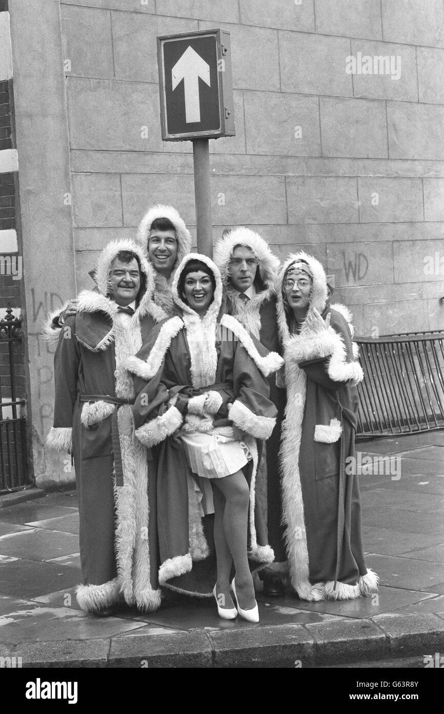 Il cast di Hi-de-Hi promuove la versione di scena West End della commedia TV, che è prevista per correre al Victoria Palace nel periodo di Natale. (l-r) Paul Shane, Jeffrey Holland, Ruth Madoc, Simon Cadell e su Pollard. Foto Stock