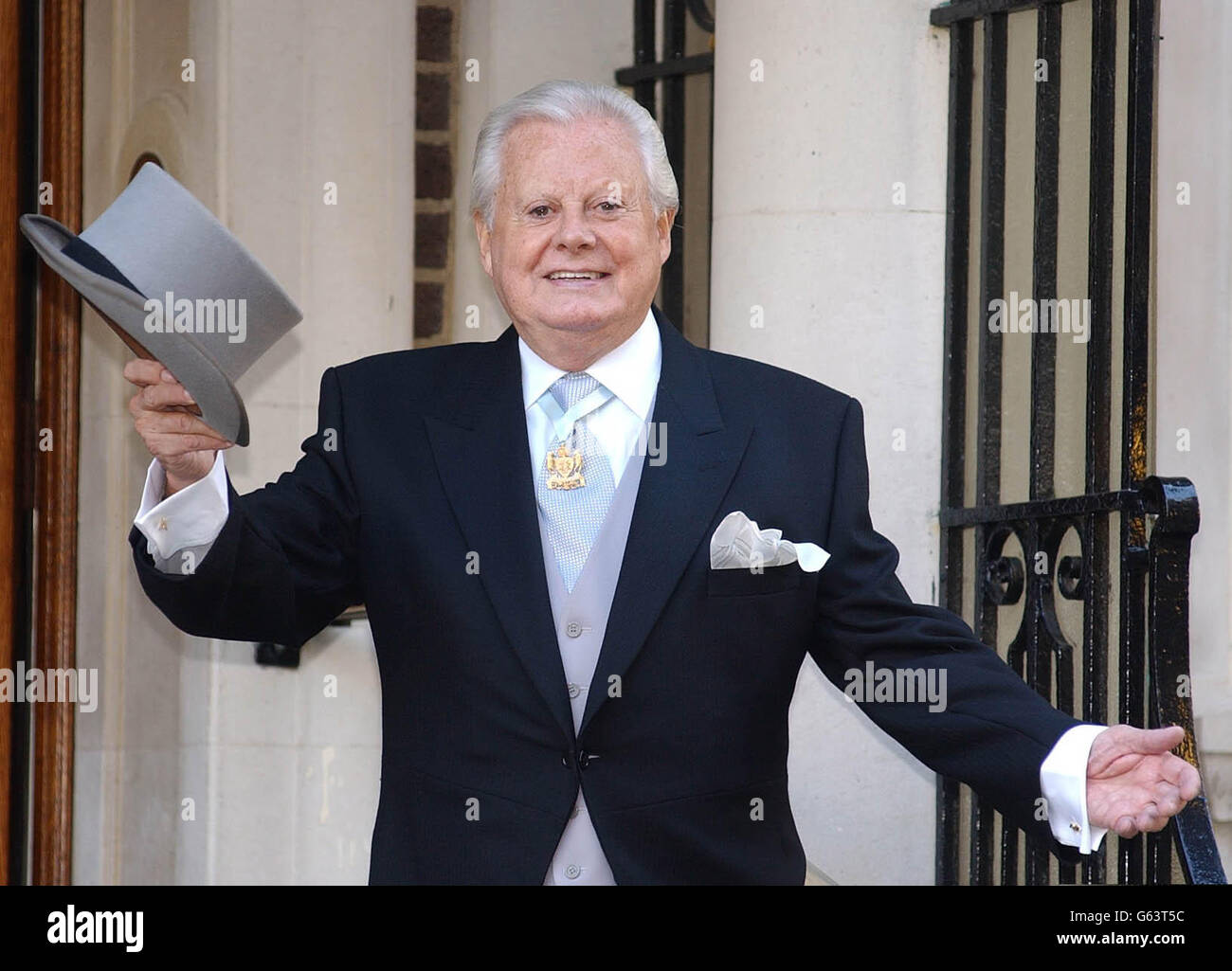 Trascina la regina Danny la Rue, 75, a Londra mentre si prepara ad andare a Buckingham Palace per accettare un OBE dalla regina per il suo lavoro raccogliere soldi per le associazioni di beneficenza AIDS. Foto Stock