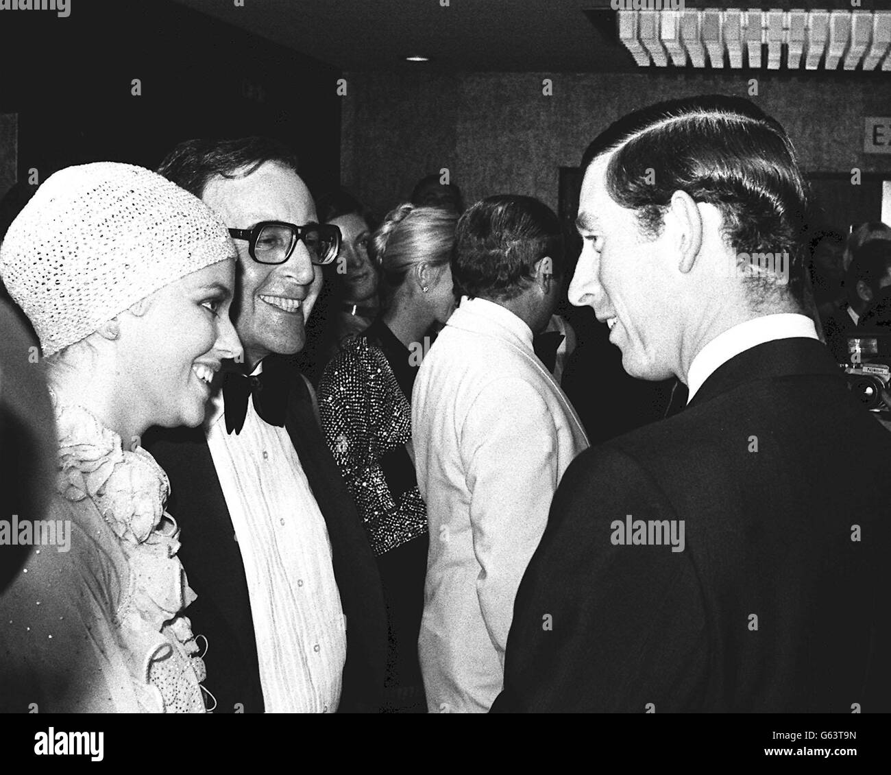 Il principe Carlo, che era presente alla prima mondiale della nuova commedia cinematografica, Revenge of the Pink Panther, incontra la stella del film, Peter Sellers e sua moglie Lynne Frederick, all'Odeon, Leicester Square. Foto Stock