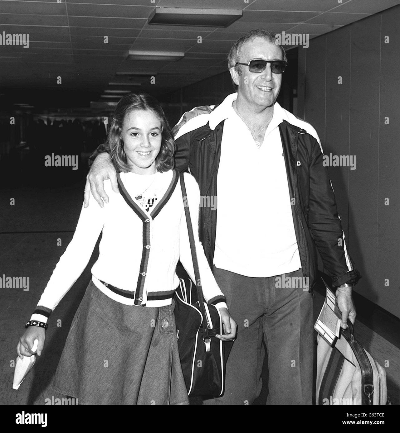 Peter Sellers e la sua figlia di undici anni Victoria a Heathrow prima di volare a Nizza. Foto Stock