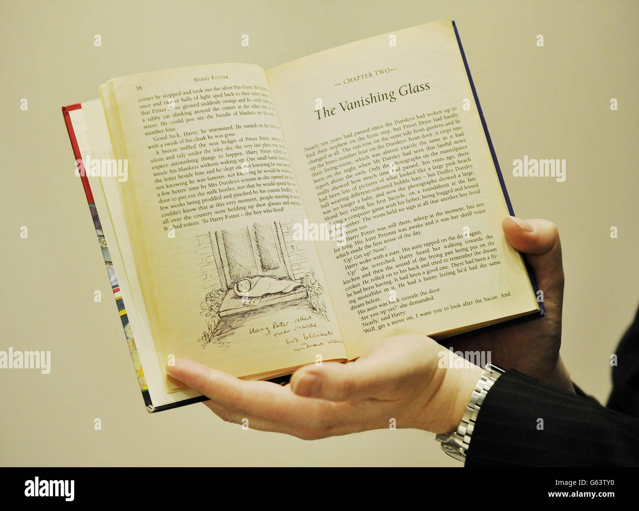 Il Dott. Philip Errington, direttore di libri stampati e manoscritti a Sotheby's a Londra, tiene un primo libro di Harry Potter annotato dall'autore JK Rowling in mostra come parte della PENNA inglese di Sotheby prime edizioni, vendita di secondo pensiero. Foto Stock