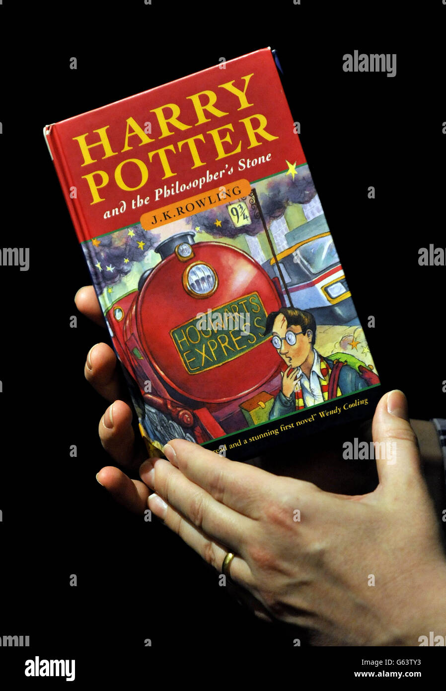 Il Dott. Philip Errington, direttore di libri stampati e manoscritti a Sotheby's a Londra, tiene un primo libro di Harry Potter annotato dall'autore JK Rowling in mostra come parte della PENNA inglese di Sotheby prime edizioni, vendita di secondo pensiero. Foto Stock