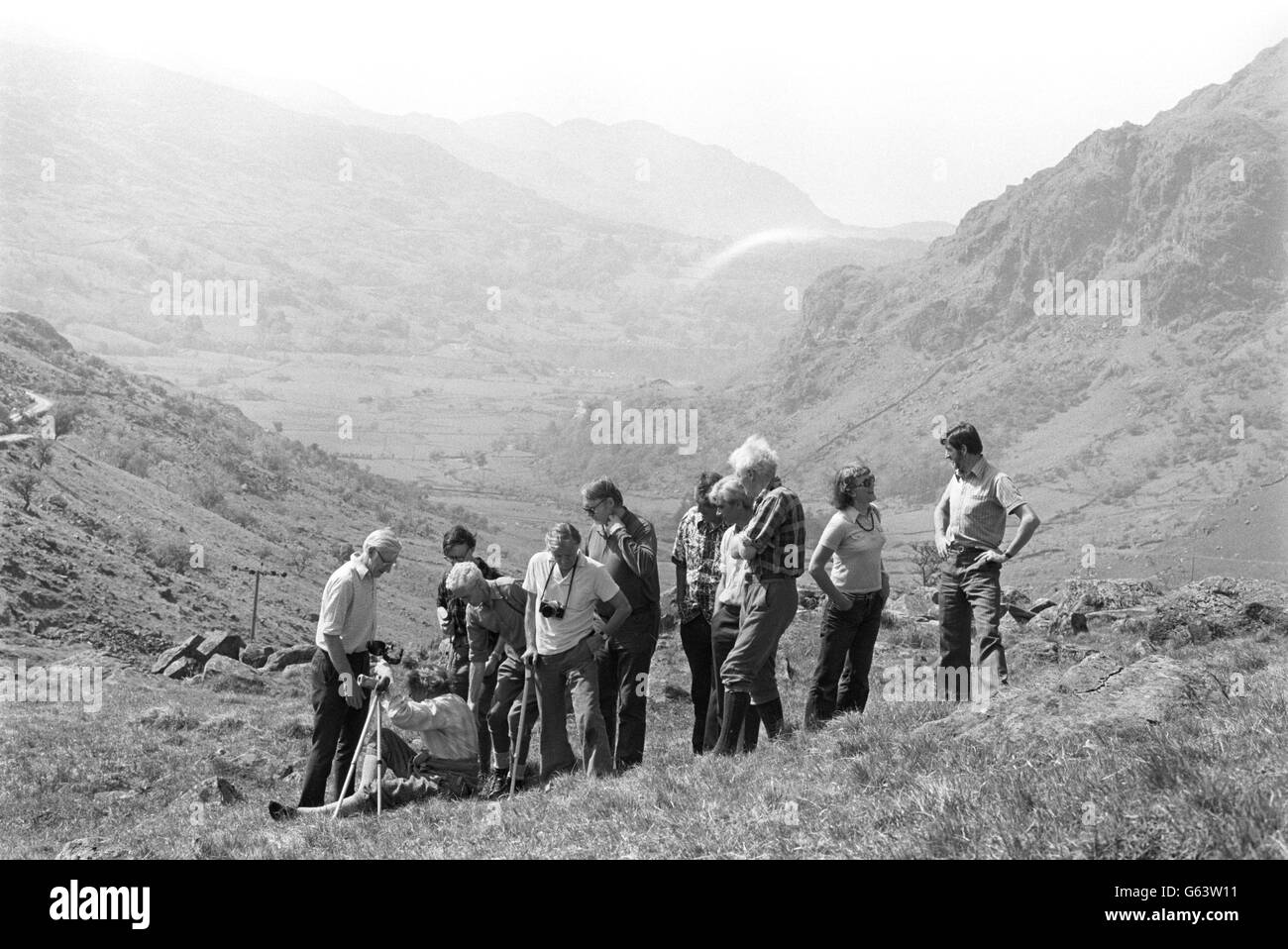 I membri della squadra britannica che ha conquistato l'Everest nel 1953 segnano il 25° anniversario andando in salita a Snowdonia. Foto Stock