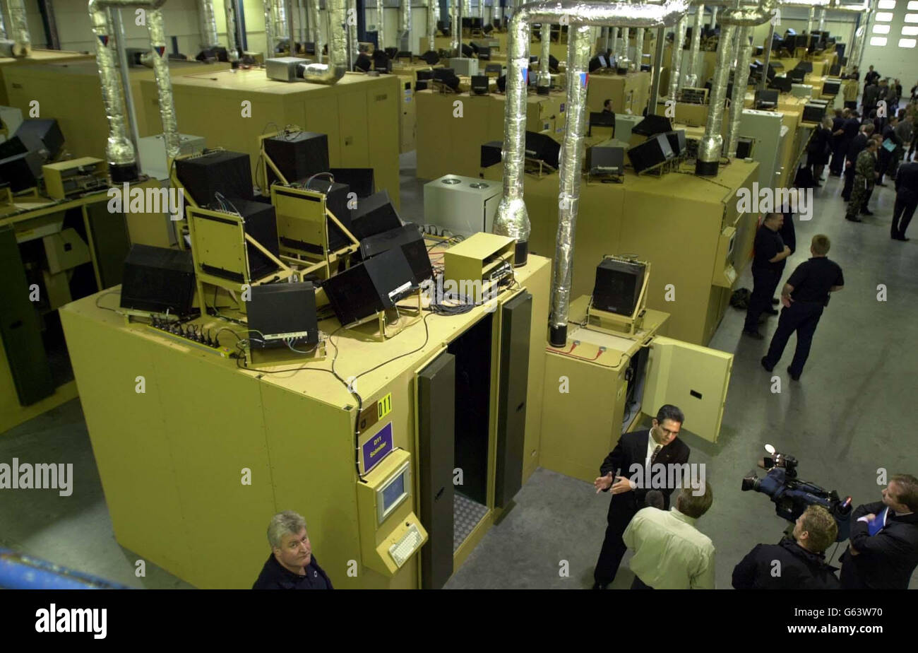 Vista generale dei simulatori del campo di battaglia di Combined Arms Tactical Trainer (CAT) presso la Battlesbury Barracks, Warminster. Ingram ha aperto il sistema di 250 milioni di soldati, in grado di formare fino a 700 soldati al giorno in guerra blindata. * il Combined Arms Tactical Trainer, sviluppato da software utilizzato dalle forze statunitensi per diversi anni, consente alle truppe di affinare le proprie competenze all'interno di veicoli di replica. I soldati possono trovarsi contro una serie di nemici virtuali o vivere contro altri combattenti in una serie di paesaggi virtuali, dalle pianure europee alle dure deserti. Foto Stock