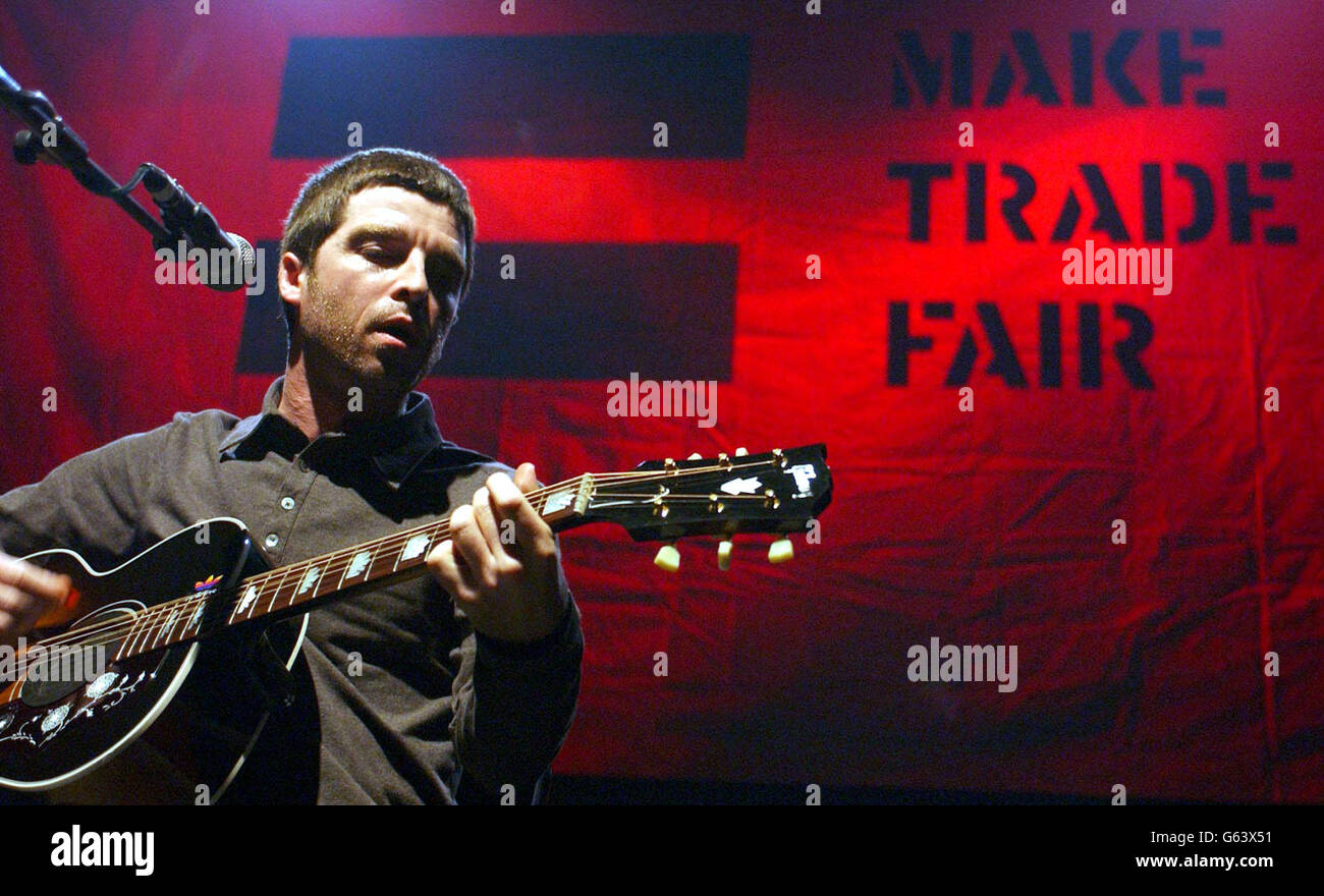 Il Noel Gallagher di Oasis si esibisce sul palco durante un concerto tenuto in aiuto della campagna "Make Trade Fair" di Oxfam presso l'Astoria Nightclub nel centro di Londra. Foto Stock