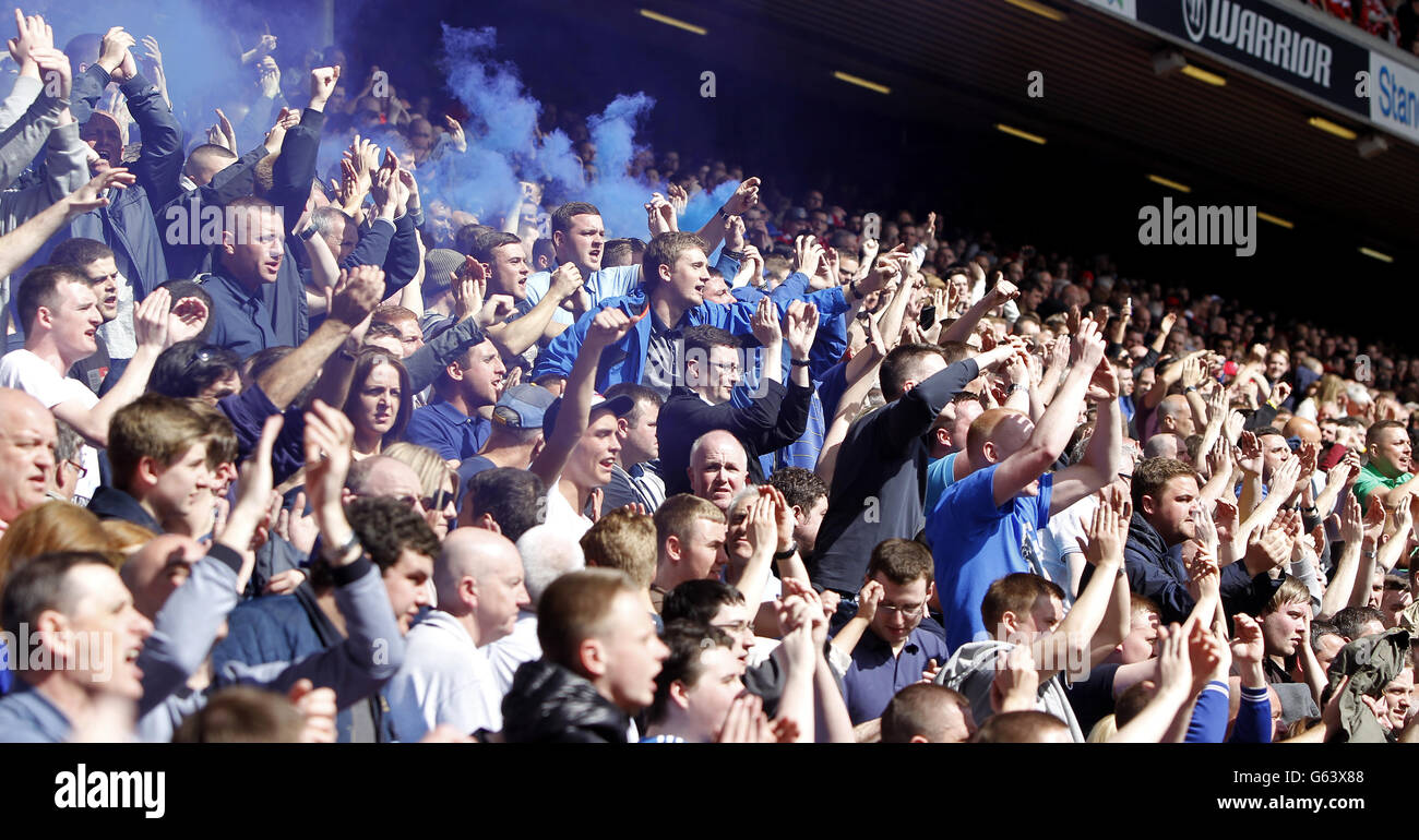 Calcio - Barclays Premier League - Liverpool v Everton - Anfield. I fan di Everton in mezzo a un mare di fumo blu negli stand Foto Stock
