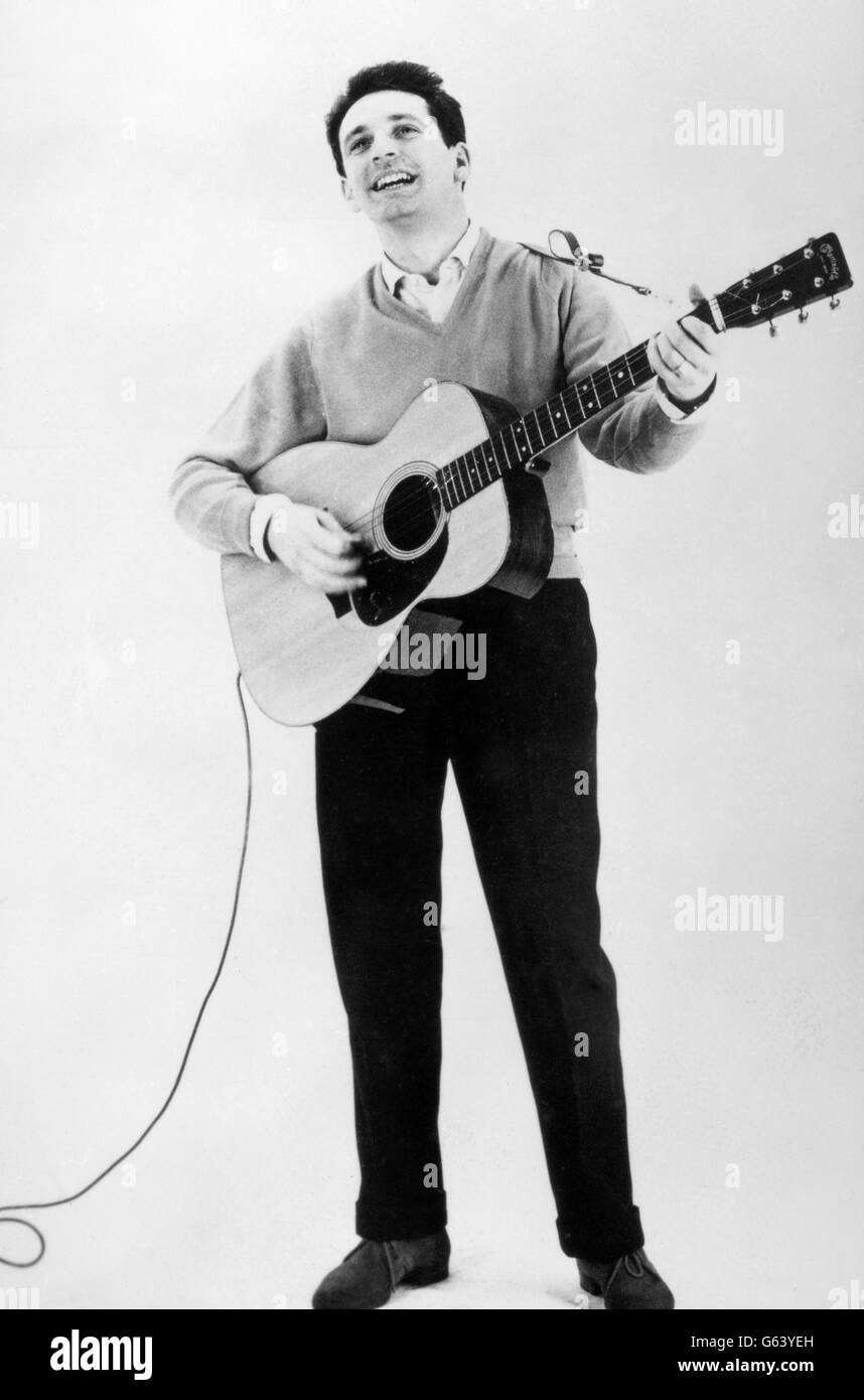 Lonnie Donegan. Immagine non datata di Lonnie Donegan che suona la chitarra. Foto Stock