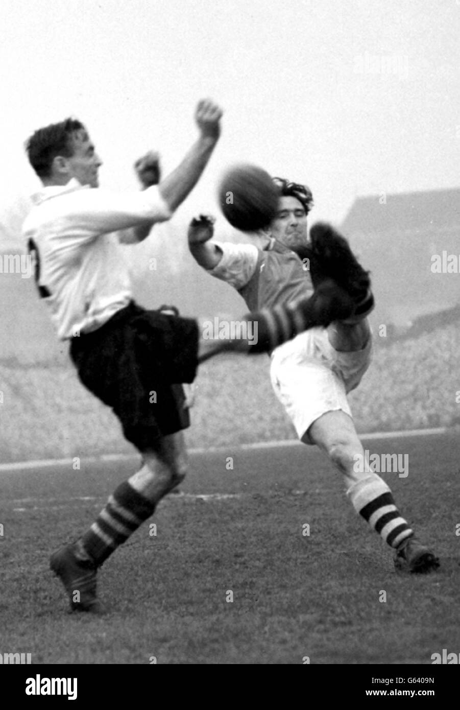La star dell'Arsenal Denis Compton duelli con Woodruffe, la parte posteriore destra di Burnley, durante lo scontro della prima divisione della squadra a Highbury. Foto Stock