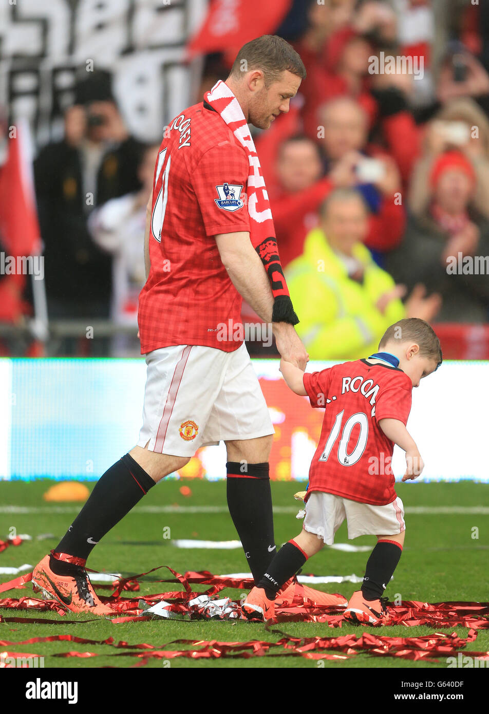 Wayne Rooney e il figlio Kai, in campo per celebrare il Manchester United vincendo la Barclays Premier League, dopo il gioco Foto Stock