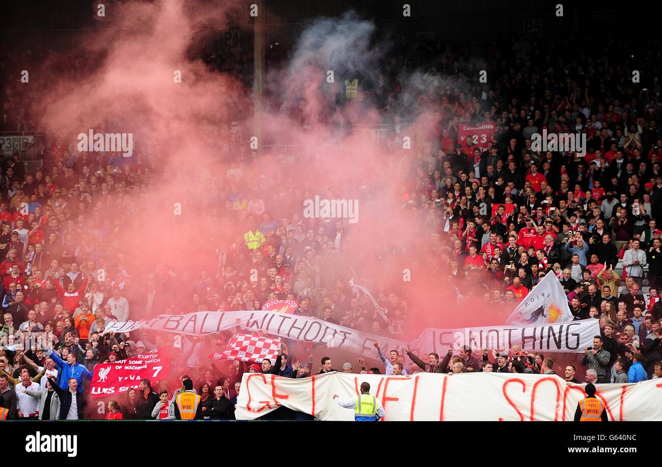 Calcio - Barclays Premier League - Fulham v Liverpool - Craven Cottage. Una svasatura rossa è lasciato fuori nei supporti Foto Stock