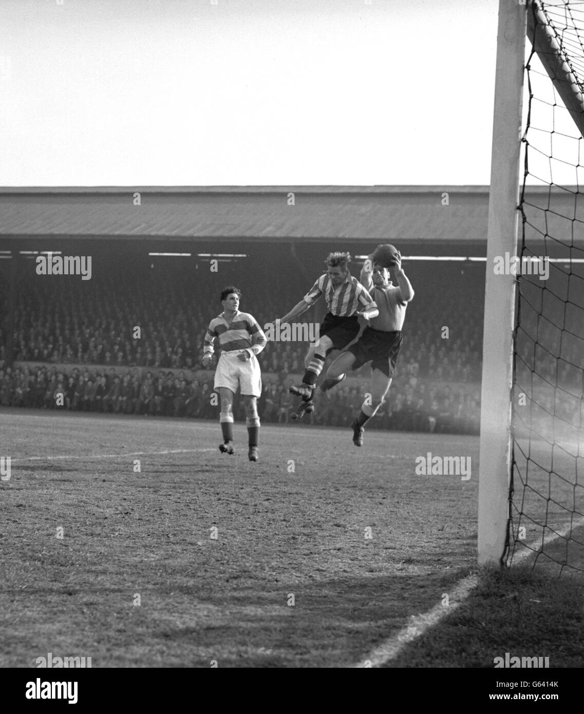 Il portiere della Queen's Park Rangers, Reg Allen, salva durante un attacco di Brentford. Ivor Powell (QPR) è sulla sinistra. QPR e Brentford si sono incontrati l'ultima volta in una partita di campionato 16 anni fa, quando entrambe le squadre giocavano nella Divisione tre. Foto Stock