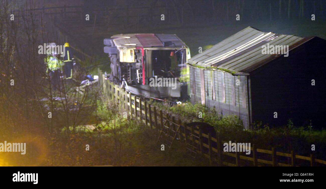 Crash scena sulla M25 autostrada tra gli svincoli 15-16 vicino Slough, Londra ovest. Almeno cinque persone sono state temute morte e 35 feriti dopo che un allenatore da 57 posti ha lasciato la carreggiata e ribaltato. Foto Stock